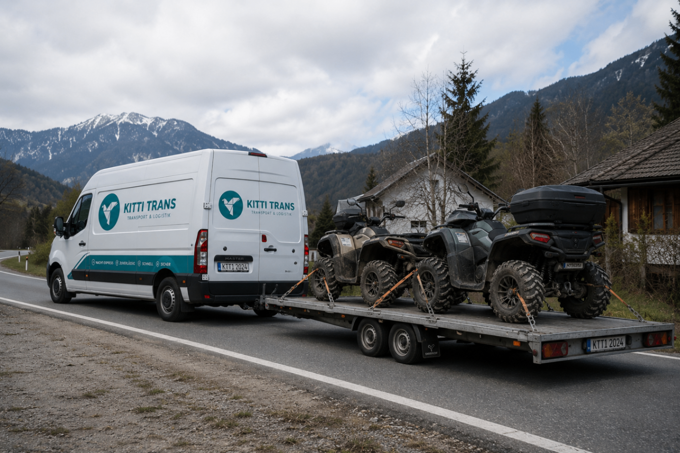 Zwei Touring-ATVs auf einem Trailer hinter einem Kitti Trans Fahrzeug.