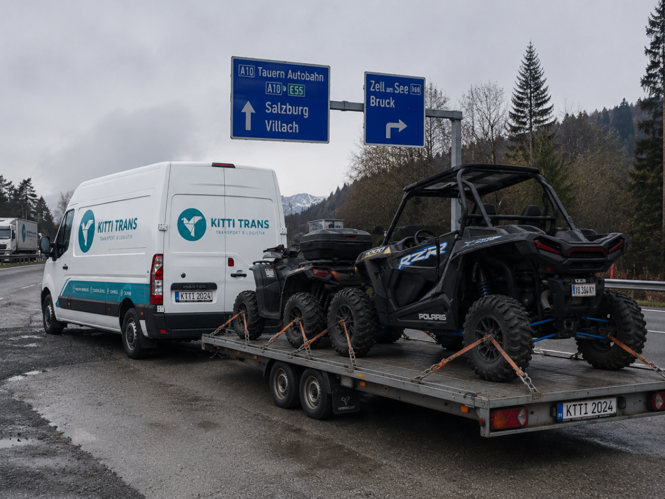 Polaris RZR 1000 auf einem Trailer hinter einem Kitti Trans Fahrzeug.